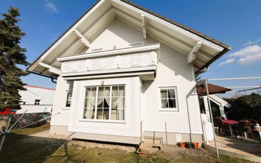 Großzügiges Einfamilienhaus mit 242 m² Nutzfläche zzgl. Terrasse, Garten und Garage
