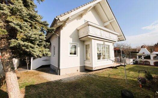 Großzügiges Einfamilienhaus mit 242 m² Nutzfläche zzgl. Terrasse, Garten und Garage